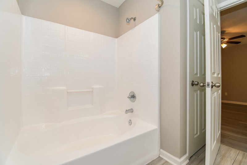 1,980/Mo, 2985 Mikris Dr E Jacksonville, FL 32225 Main Bathroom View 2