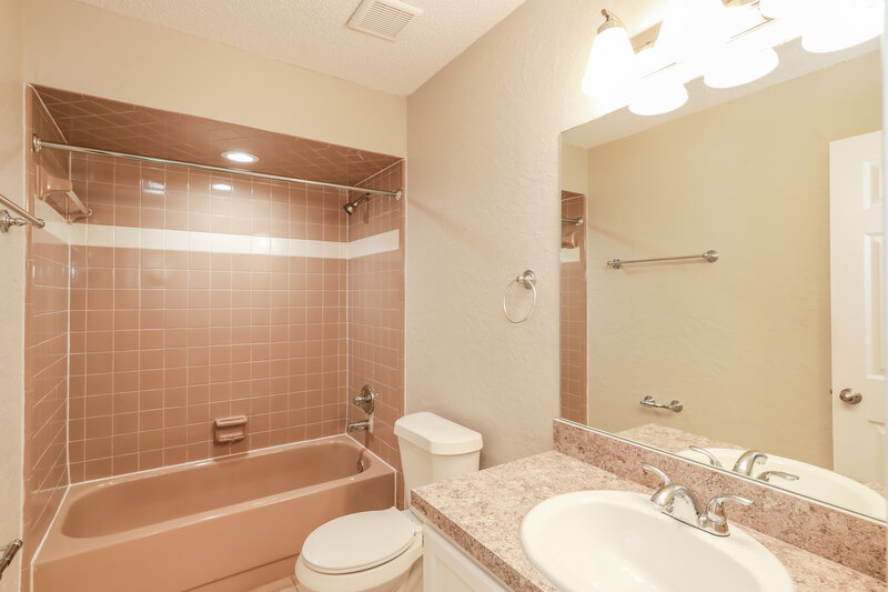 2,690/Mo, 8468 Hamden Rd Jacksonville, FL 32244 Bathroom View