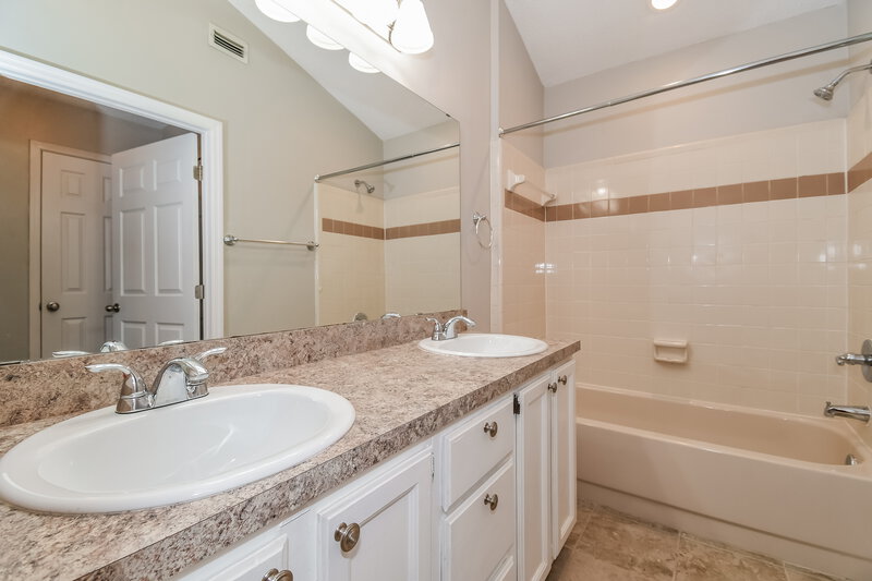1,955/Mo, 8468 Hamden Rd Jacksonville, FL 32244 Main Bathroom View
