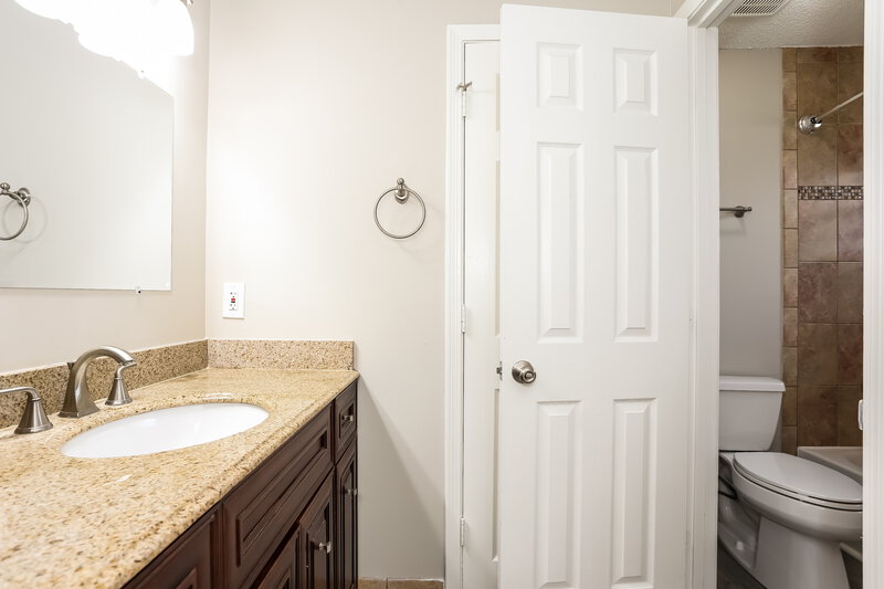 1,895/Mo, 8197 Boonesborough Trl Jacksonville, FL 32244 Main Bathroom View