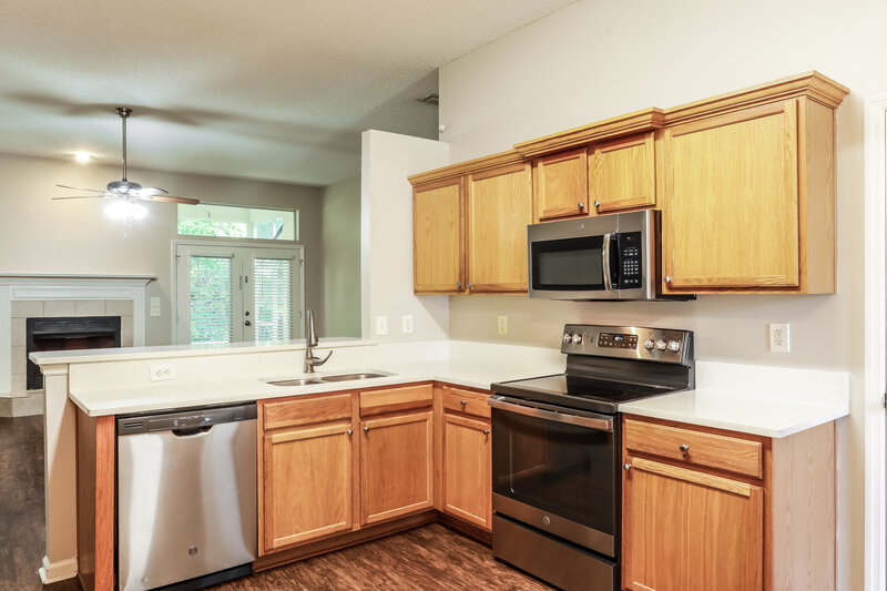 1,940/Mo, 627 Spanish Wells Rd Jacksonville, FL 32218 Kitchen View