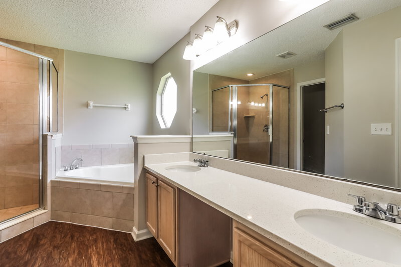 1,940/Mo, 627 Spanish Wells Rd Jacksonville, FL 32218 Main Bathroom View