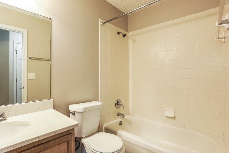 1,940/Mo, 627 Spanish Wells Rd Jacksonville, FL 32218 Bathroom View