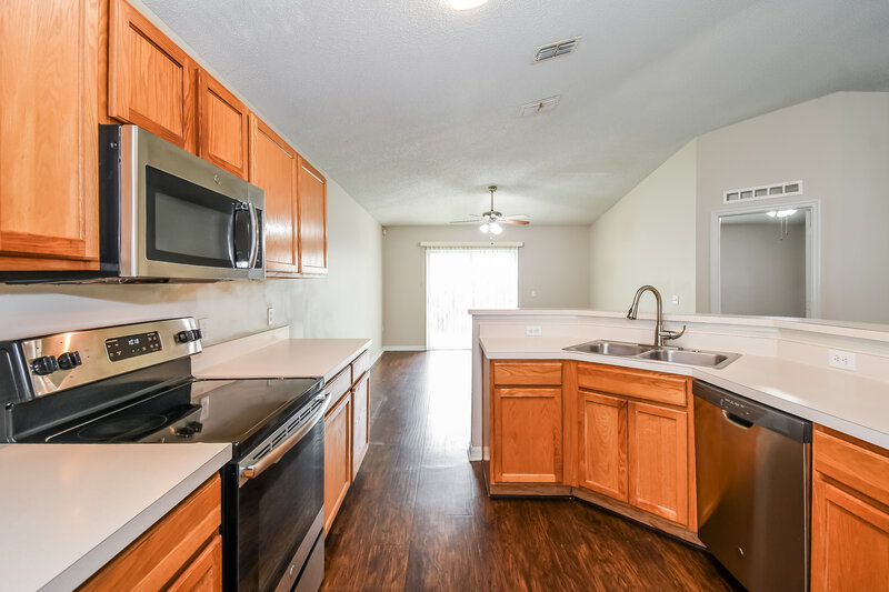 1,860/Mo, 7428 Prosperity Park Rd N Jacksonville, FL 32244 Kitchen View