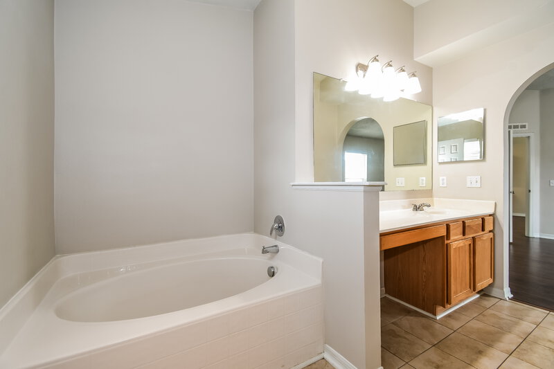 1,860/Mo, 7428 Prosperity Park Rd N Jacksonville, FL 32244 Main Bathroom View