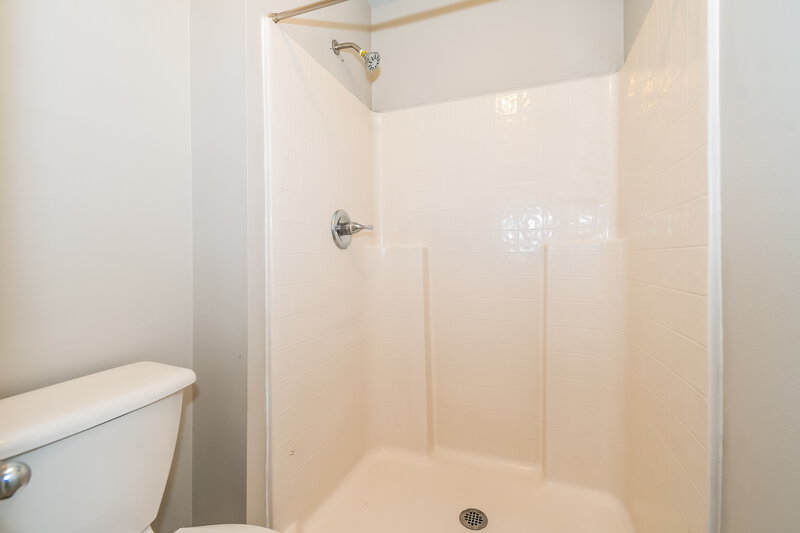 1,860/Mo, 7428 Prosperity Park Rd N Jacksonville, FL 32244 Main Bathroom View 2