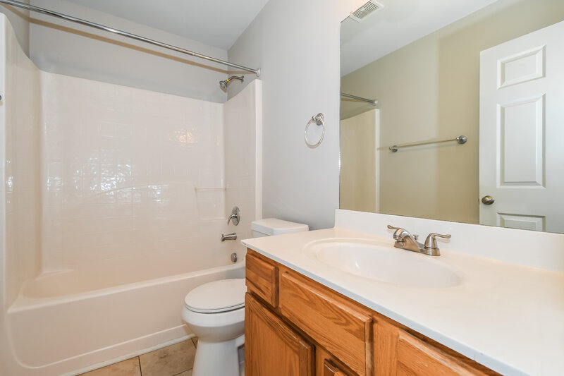 1,860/Mo, 7428 Prosperity Park Rd N Jacksonville, FL 32244 Bathroom View