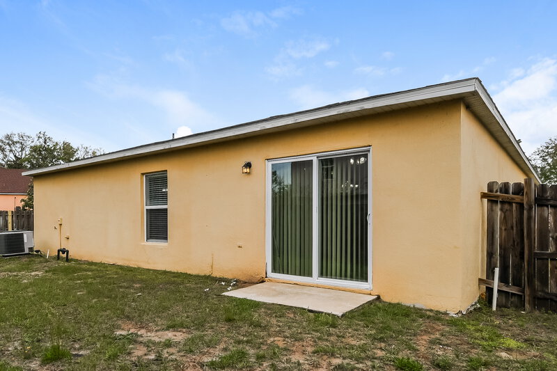 1,860/Mo, 7428 Prosperity Park Rd N Jacksonville, FL 32244 Rear View