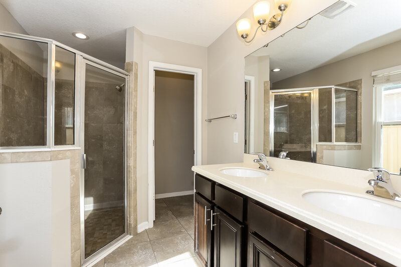 2,130/Mo, 2643 Salt Lake Dr Jacksonville, FL 32211 Main Bathroom View