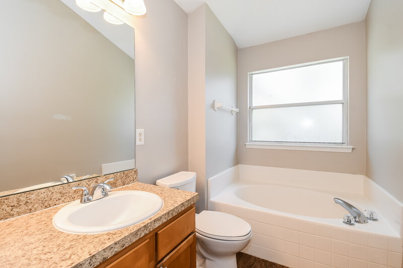 1,745/Mo, 10447 Centerwood Ct Jacksonville, FL 32218 Main Bathroom View