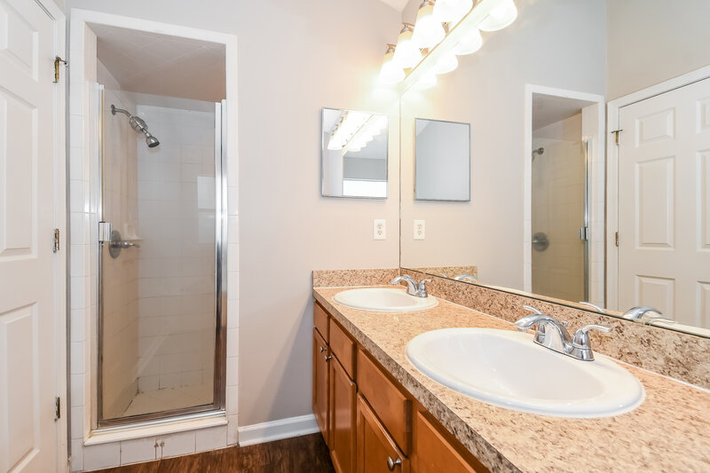 1,745/Mo, 10447 Centerwood Ct Jacksonville, FL 32218 Main Bathroom View 2