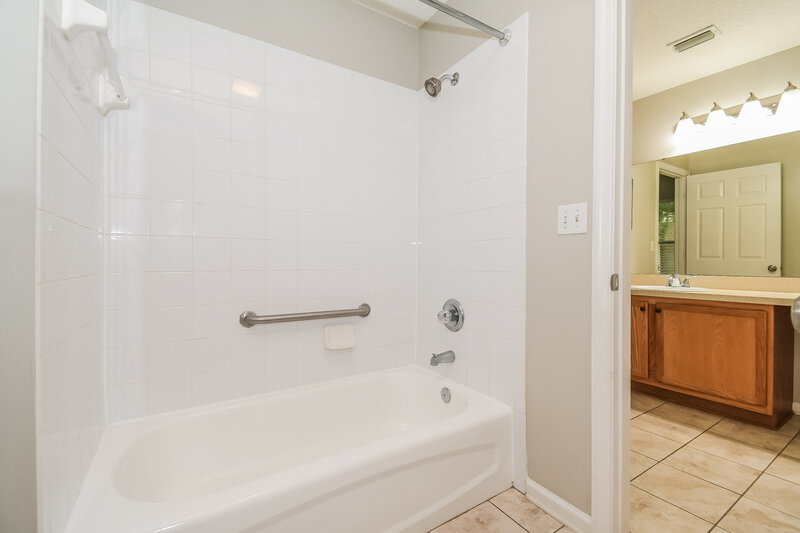 1,830/Mo, 2743 Indigo Hills Ct Jacksonville, FL 32221 Main Bathroom View 2