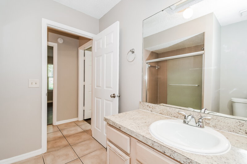 1,700/Mo, 8468 Rockridge Dr Jacksonville, FL 32244 Bathroom View