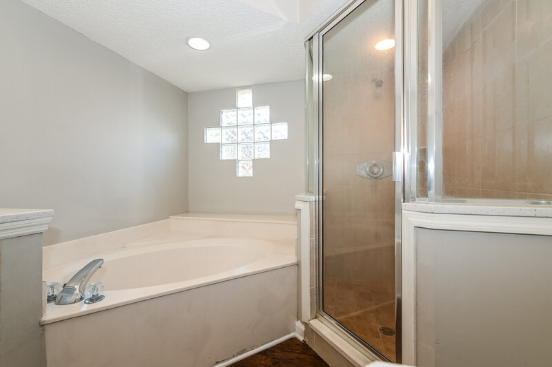 2,170/Mo, 11181 Coldfield Dr Jacksonville, FL 32246 Main Bathroom View
