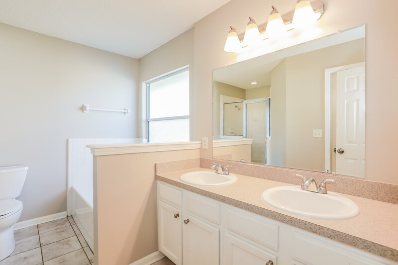 1,750/Mo, 1563 Bay Harbor Dr Fleming Island, FL 32003 Main Bathroom View