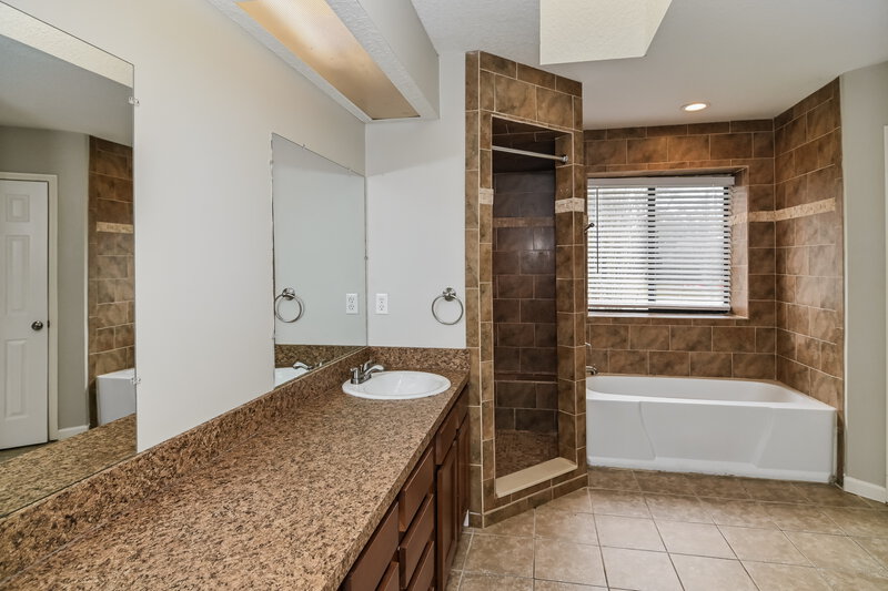 2,640/Mo, 8255 Spencers Trace Dr Jacksonville, FL 32244 Main Bathroom View