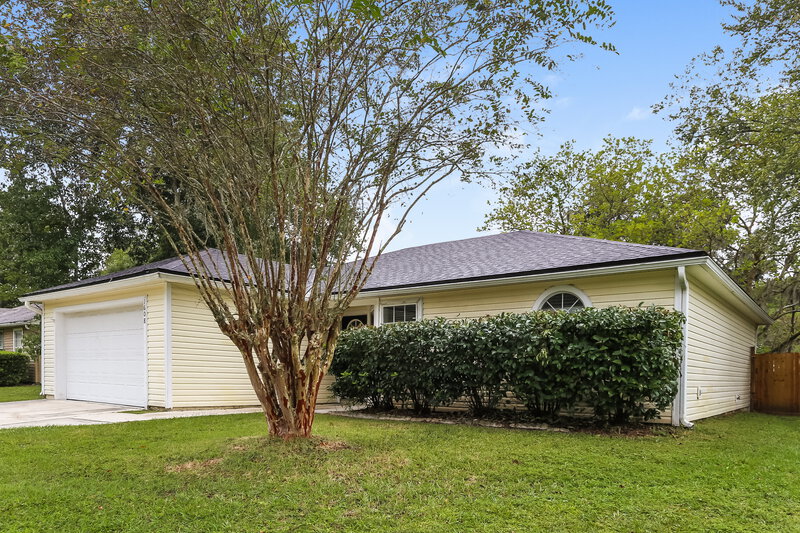 2,300/Mo, 1608 Twin Oak Dr W Middleburg, FL 32068 Front View