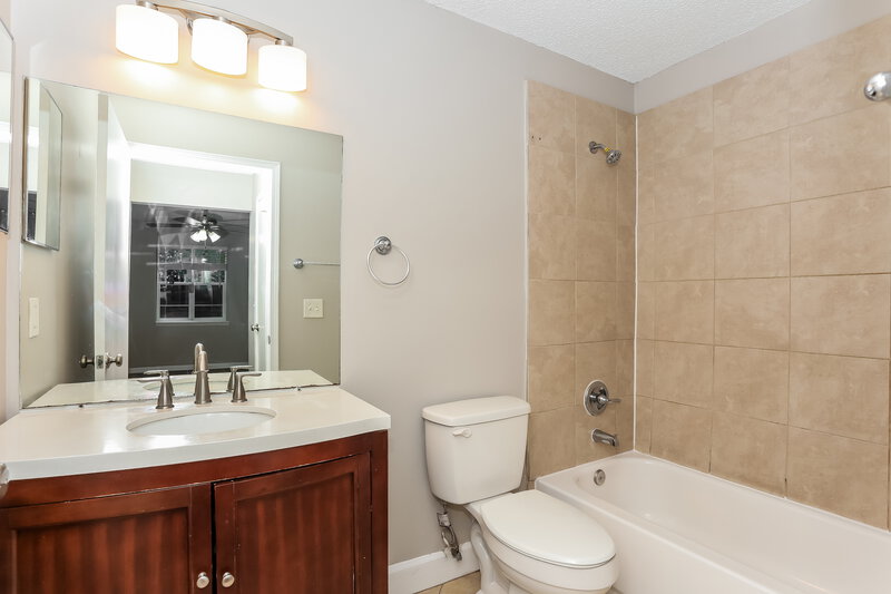 2,300/Mo, 1608 Twin Oak Dr W Middleburg, FL 32068 Main Bathroom View