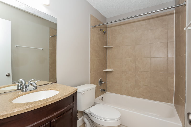2,300/Mo, 1608 Twin Oak Dr W Middleburg, FL 32068 Bathroom View