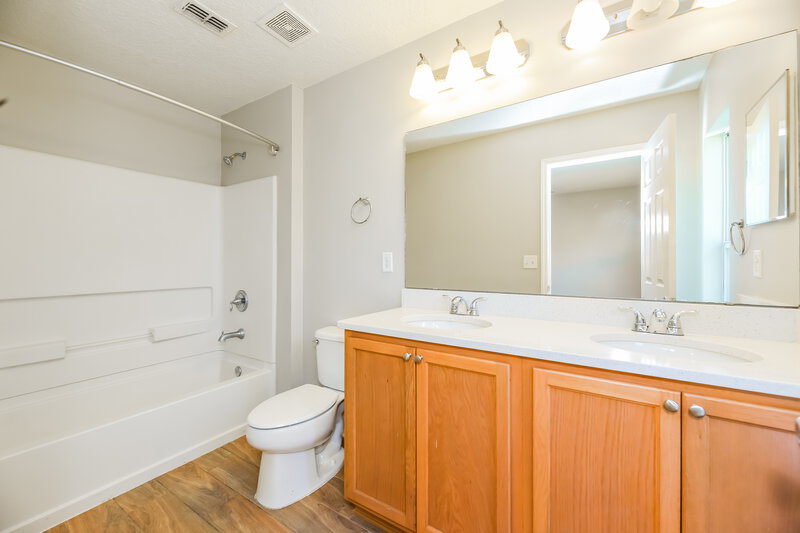 1,815/Mo, 11751 Pleasant Creek Dr Jacksonville, FL 32218 Main Bathroom View