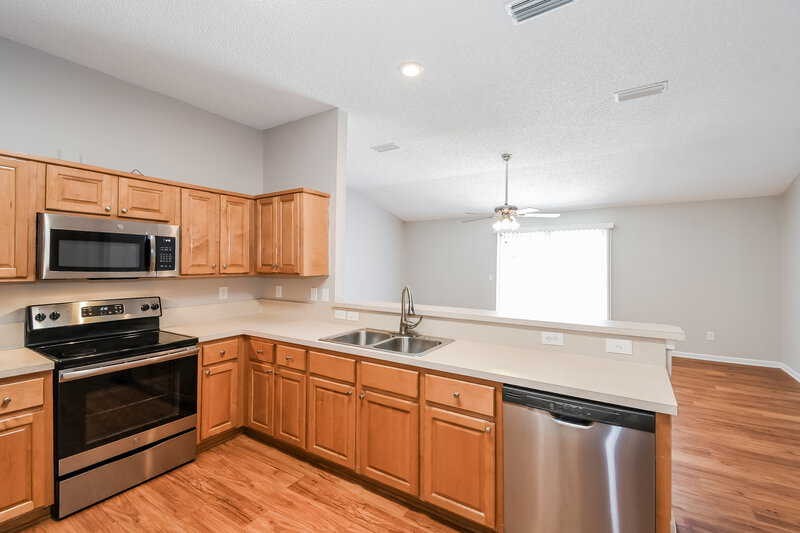 1,895/Mo, 3475 Shelley Dr Green Cove Springs, FL 32043 Kitchen View