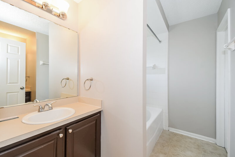 1,895/Mo, 3475 Shelley Dr Green Cove Springs, FL 32043 Main Bathroom View