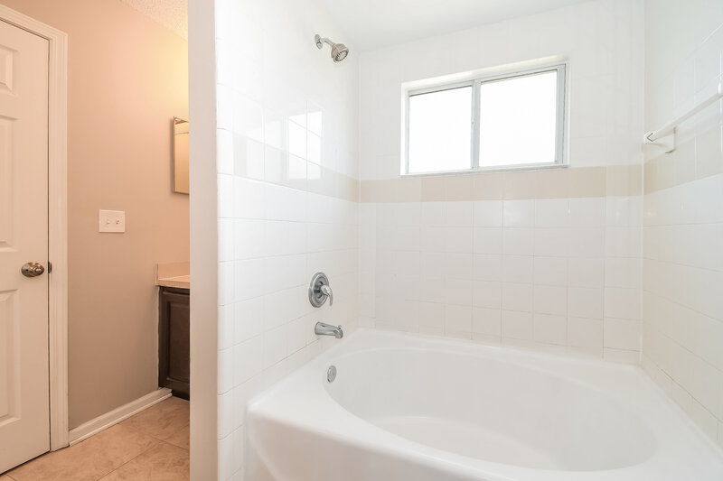 1,895/Mo, 3475 Shelley Dr Green Cove Springs, FL 32043 Main Bathroom View 2