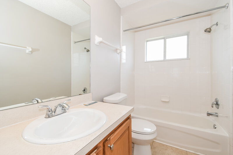 1,895/Mo, 3475 Shelley Dr Green Cove Springs, FL 32043 Bathroom View