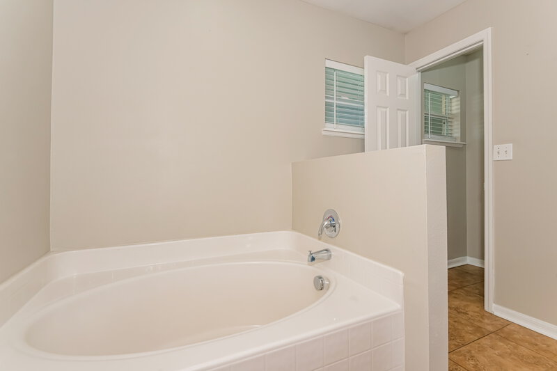 2,185/Mo, 4109 Clearbrook Cove Rd Jacksonville, FL 32218 Main Bathroom View 2
