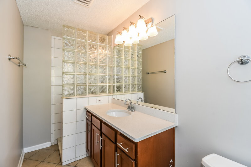 1,750/Mo, 8173 Pilgrims Trace Dr N Jacksonville, FL 32244 Main Bathroom View