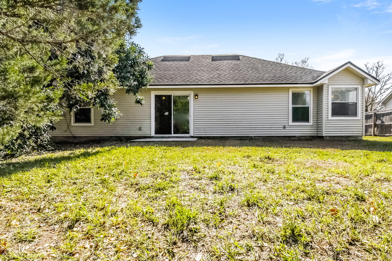 1,750/Mo, 8173 Pilgrims Trace Dr N Jacksonville, FL 32244 Rear View