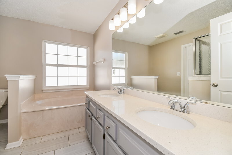 2,005/Mo, 1810 Dartmouth Dr Middleburg, FL 32068 Main Bathroom View