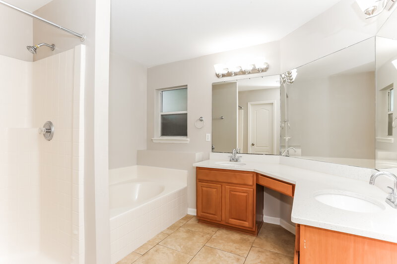 0/Mo, 14090 Crestwick Dr W Jacksonville, FL 32218 Main Bathroom View