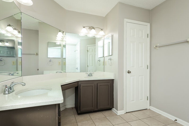 2,035/Mo, 2977 Tuscarora Trl Middleburg, FL 32068 Main Bathroom View