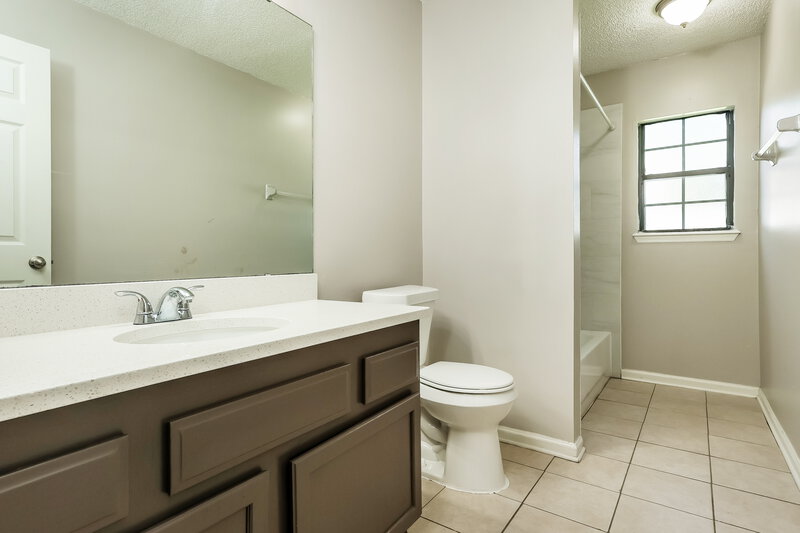 2,035/Mo, 2977 Tuscarora Trl Middleburg, FL 32068 Bathroom View