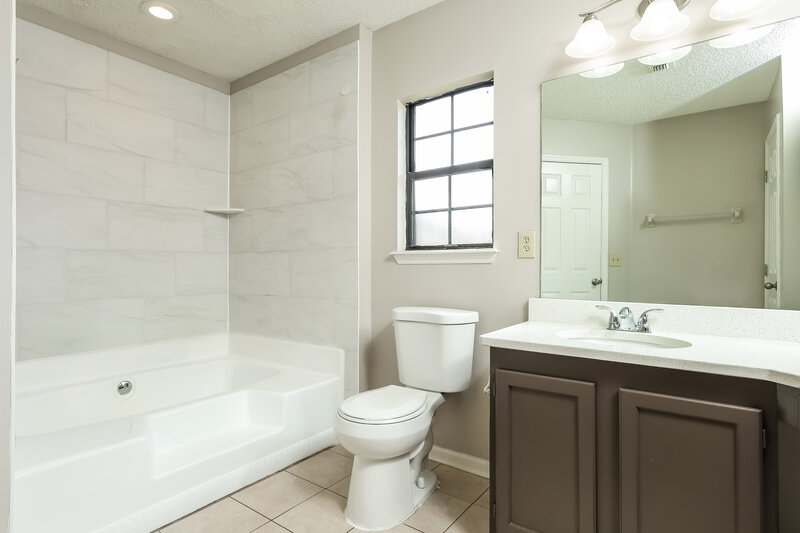 2,035/Mo, 2977 Tuscarora Trl Middleburg, FL 32068 Bathroom View 2