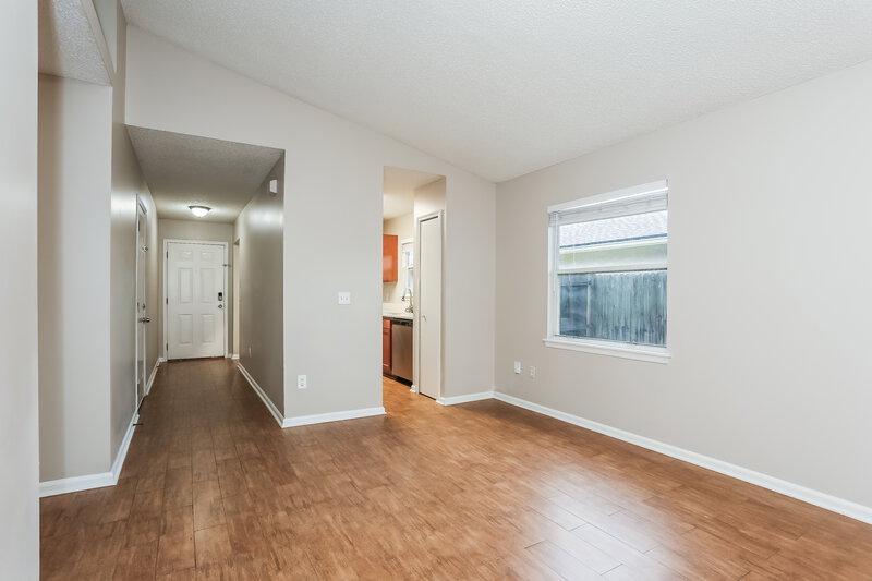 1,835/Mo, 8736 Townsquare Dr Jacksonville, FL 32216 Dining Room View 2