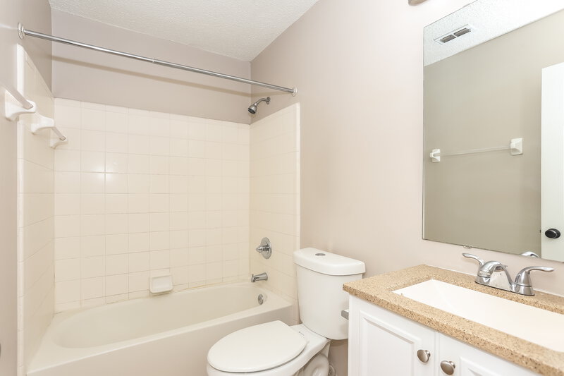 1,835/Mo, 8736 Townsquare Dr Jacksonville, FL 32216 Main Bathroom View