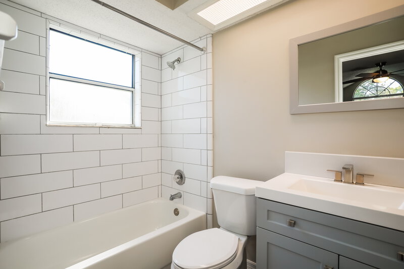1,705/Mo, 8507 Long Meadow Ct Jacksonville, FL 32244 Main Bathroom View