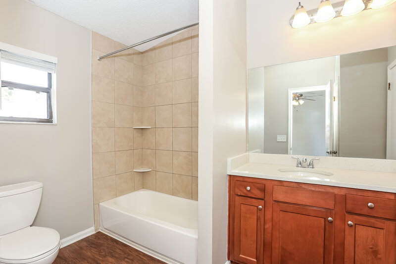 1,785/Mo, 8134 Cumberland Gap Trl N Jacksonville, FL 32244 Main Bathroom View