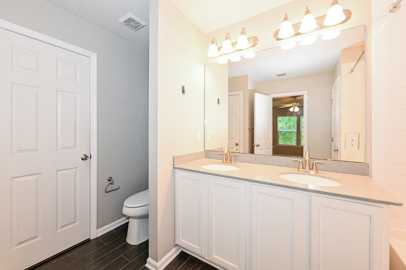 1,755/Mo, 3020 Angora Bay Dr Middleburg, FL 32068 Main Bathroom View