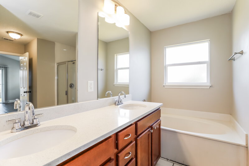 2,020/Mo, 3163 Pine Haven Dr Middleburg, FL 32068 Main Bathroom View