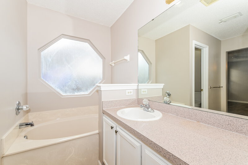 1,710/Mo, 3278 Chad Bourne Dr Green Cove Springs, FL 32043 Main Bathroom View 2