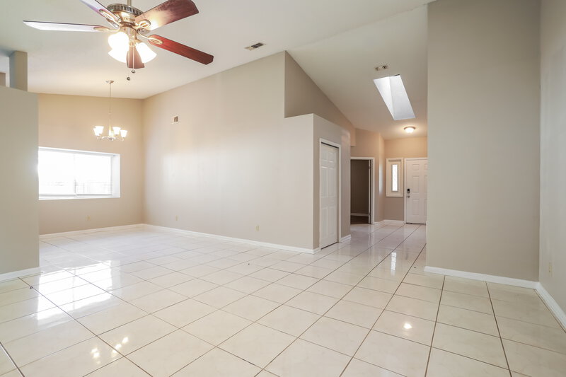 1,605/Mo, 8228 Honeysuckle Ln Jacksonville, FL 32244 Living Room View 2