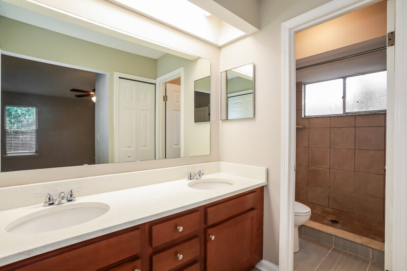 1,605/Mo, 8228 Honeysuckle Ln Jacksonville, FL 32244 Main Bathroom View