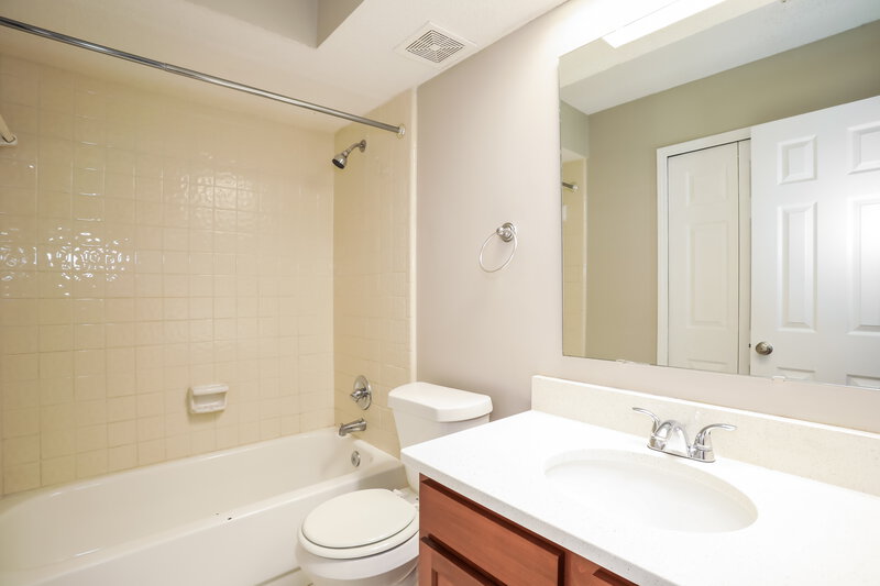 1,605/Mo, 8228 Honeysuckle Ln Jacksonville, FL 32244 Bathroom View