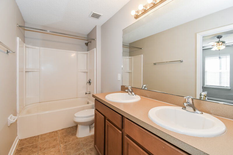 2,090/Mo, 734 Celebration Ln Middleburg, FL 32068 Main Bathroom View