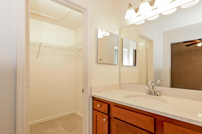 1,740/Mo, 1817 Penzance Pkwy Middleburg, FL 32068 Main Bathroom View