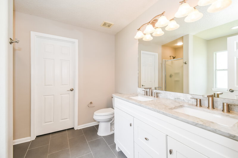 2,150/Mo, 11701 Carson Lake Dr Jacksonville, FL 32221 Main Bathroom View