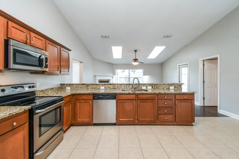 2,185/Mo, 3490 White Wing Rd Orange Park, FL 32073 Kitchen View